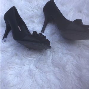 TAHARI heels
